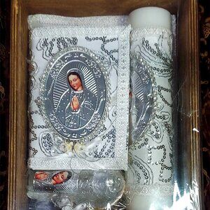 Set de Vela de Bautizo Biblia Latino Americano Decorado Blanco con Virgen Maria